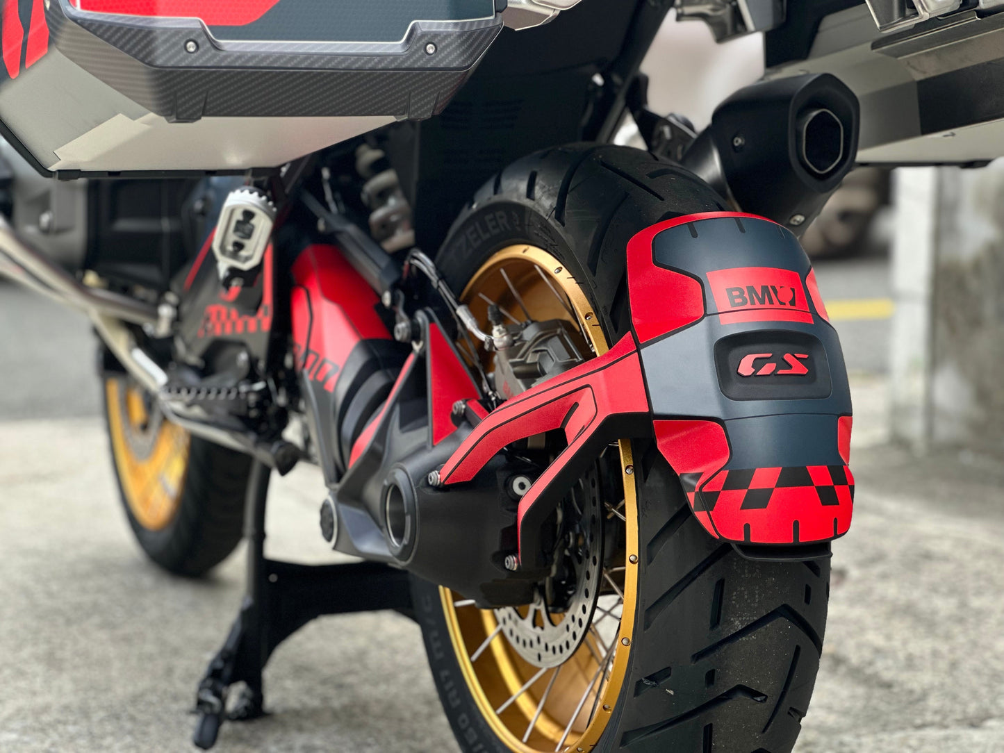 BMW R1300GS ADV Adventure Graphic Decal Sticker Kit (13-1.CHKRD Red BB Carbon)